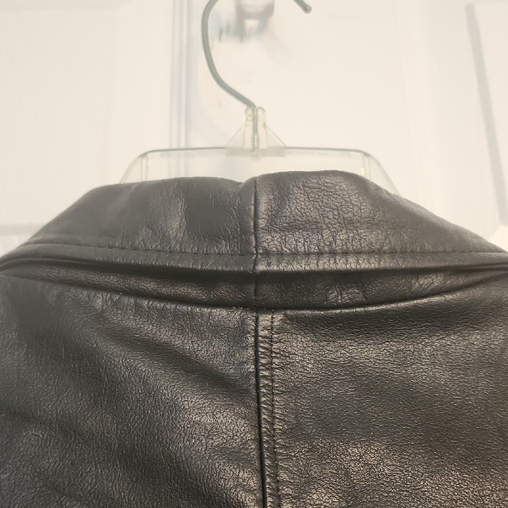 Men's Sleek Black Leather Jacket - Picture 11 of 13